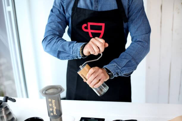 Kaffee per Hand mahlen