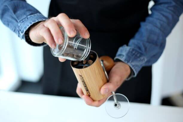 Kaffee in die Handmühle füllen