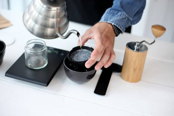 Kaffee per Hand aufprühen